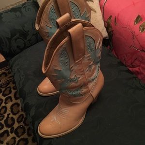 Size 7 women’s volatile boots
